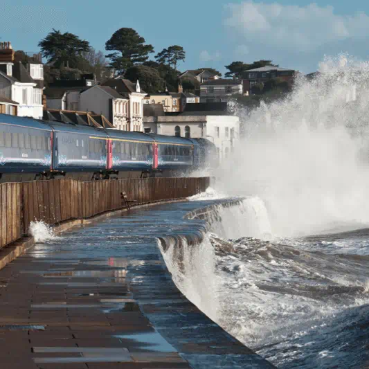 波浪在Dawlish的铁路坠毁 - 气候变化将对我们的基础设施提出更大的挑战