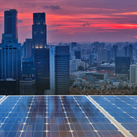 城市中的太阳能电池板 - 打击气候变化将需要能源过渡到可再生能源