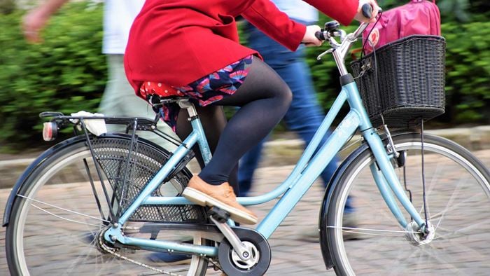 女性骑自行车的镜头